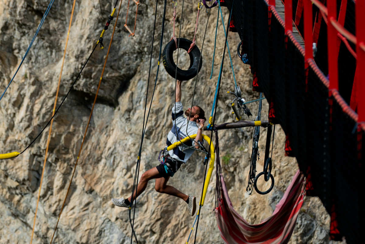 highline pedulum rope jump